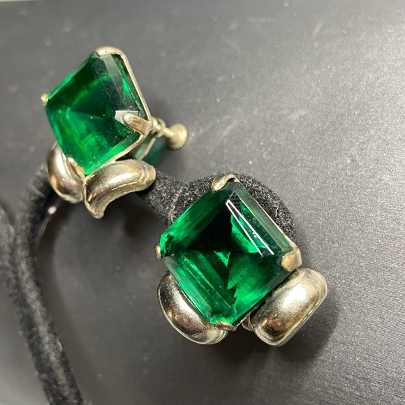 Vintage Emerald Cut Green Glass Screw back Earrings Exotic Royalty Silver Tone - Picture 2 of 9